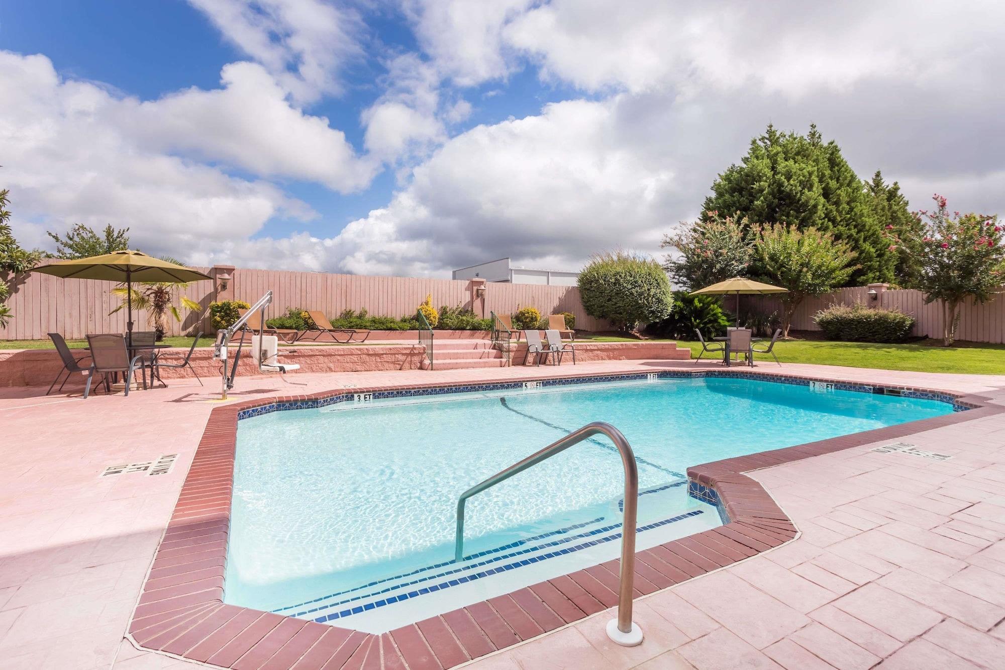 Отель La Quinta By Wyndham Columbus North Экстерьер фото