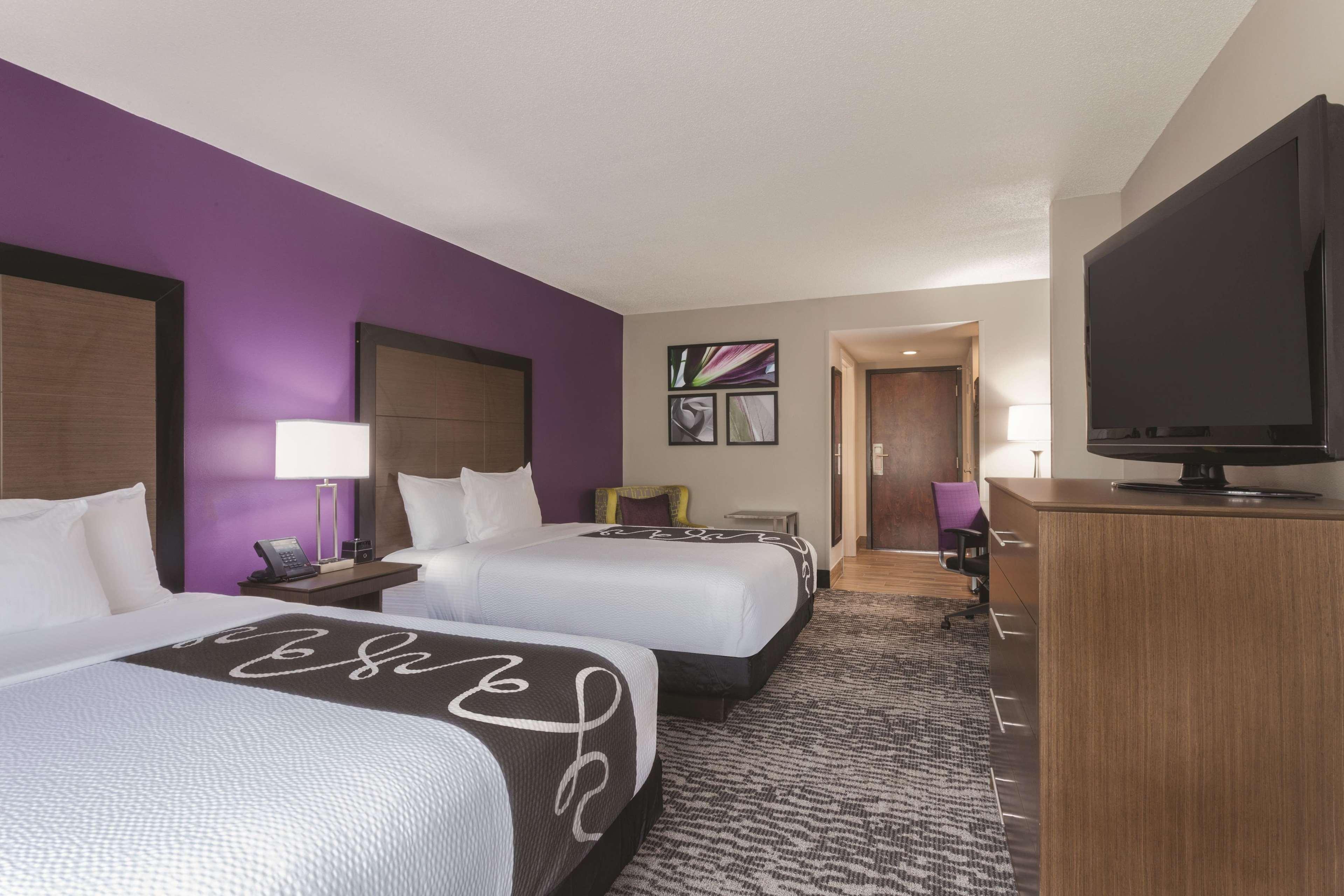 Отель La Quinta By Wyndham Columbus North Экстерьер фото