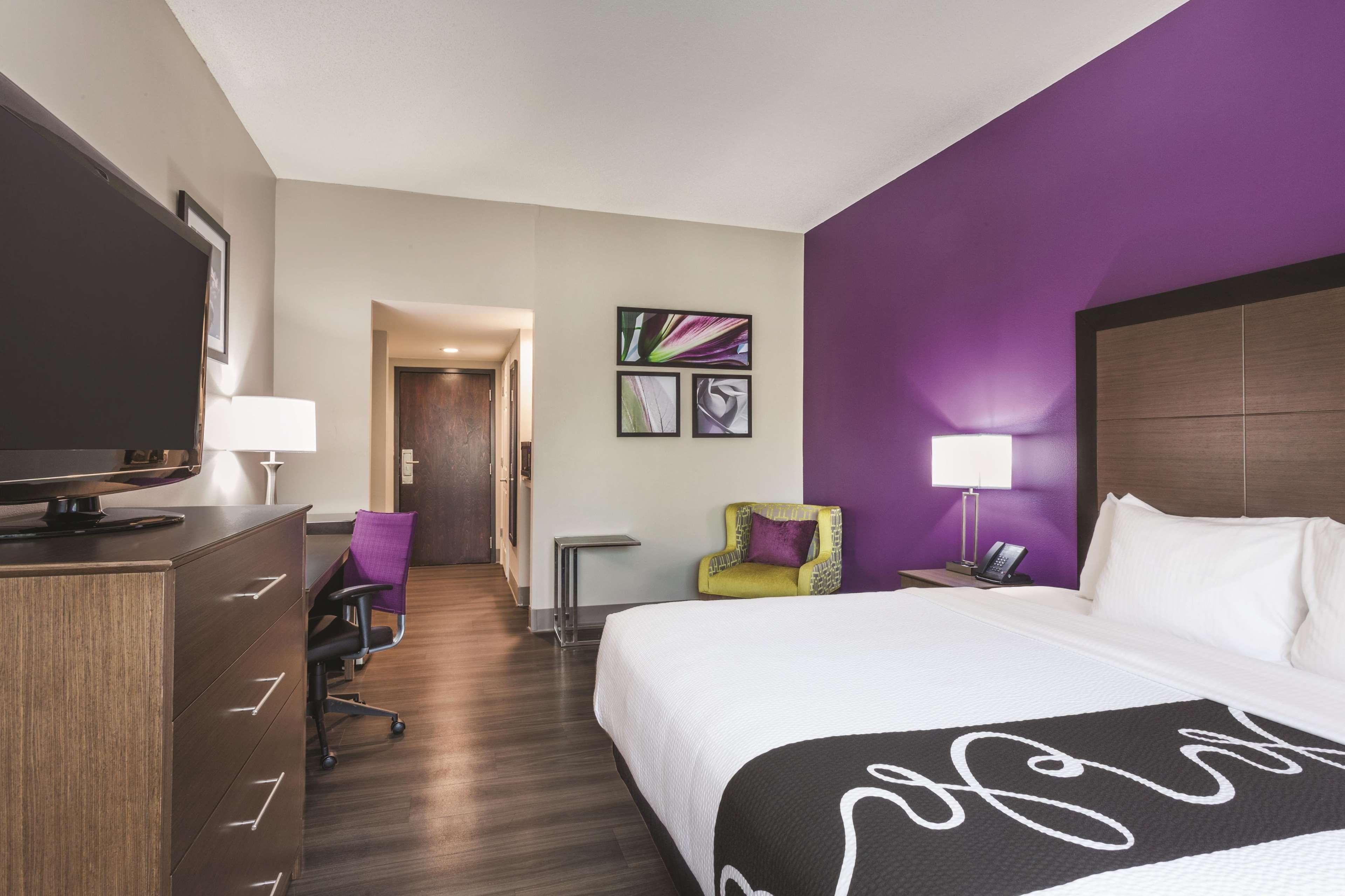 Отель La Quinta By Wyndham Columbus North Экстерьер фото