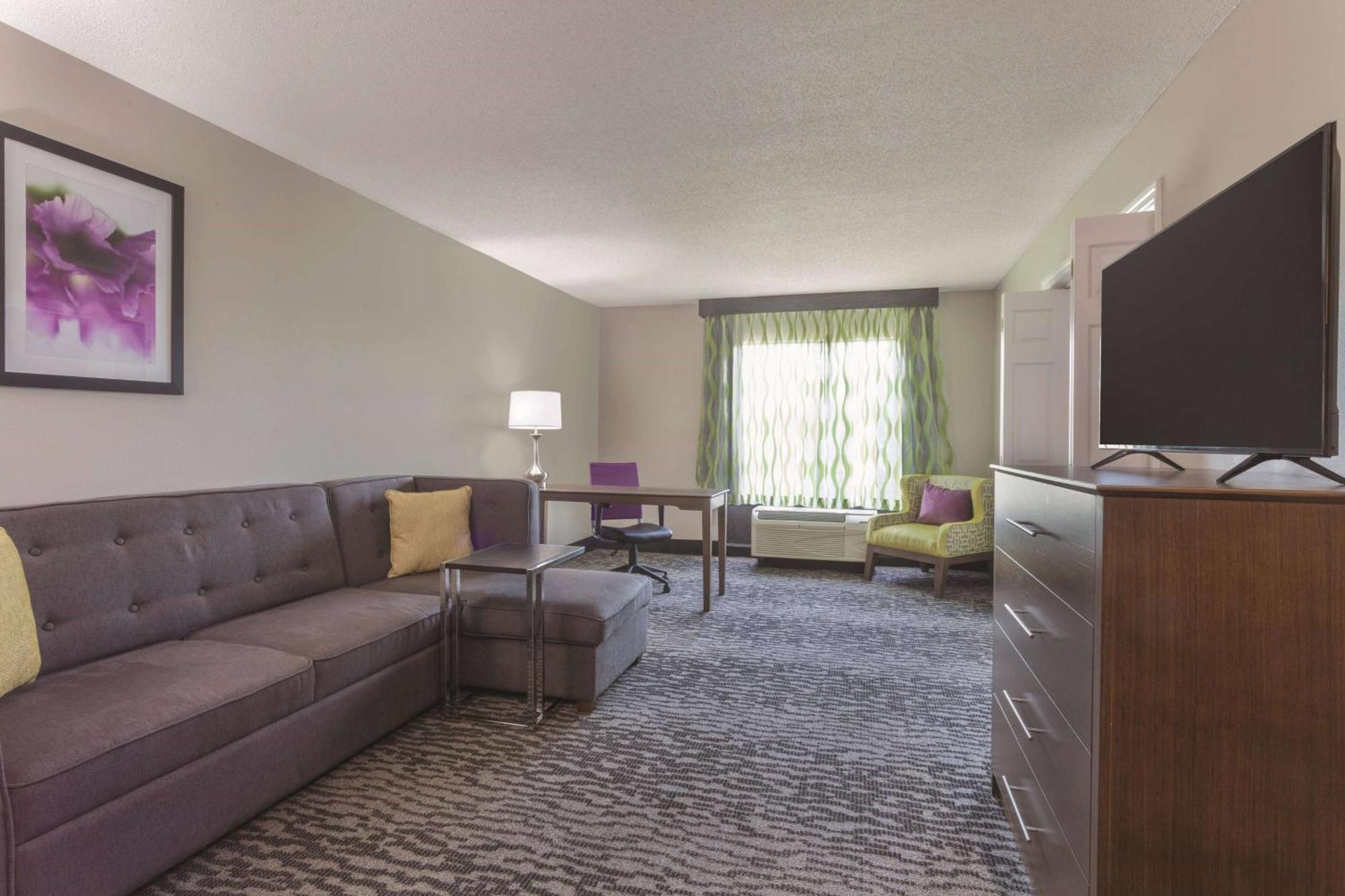 Отель La Quinta By Wyndham Columbus North Экстерьер фото